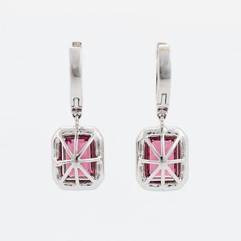 Örhängen med turmaliner och briljantslipade diamanter.