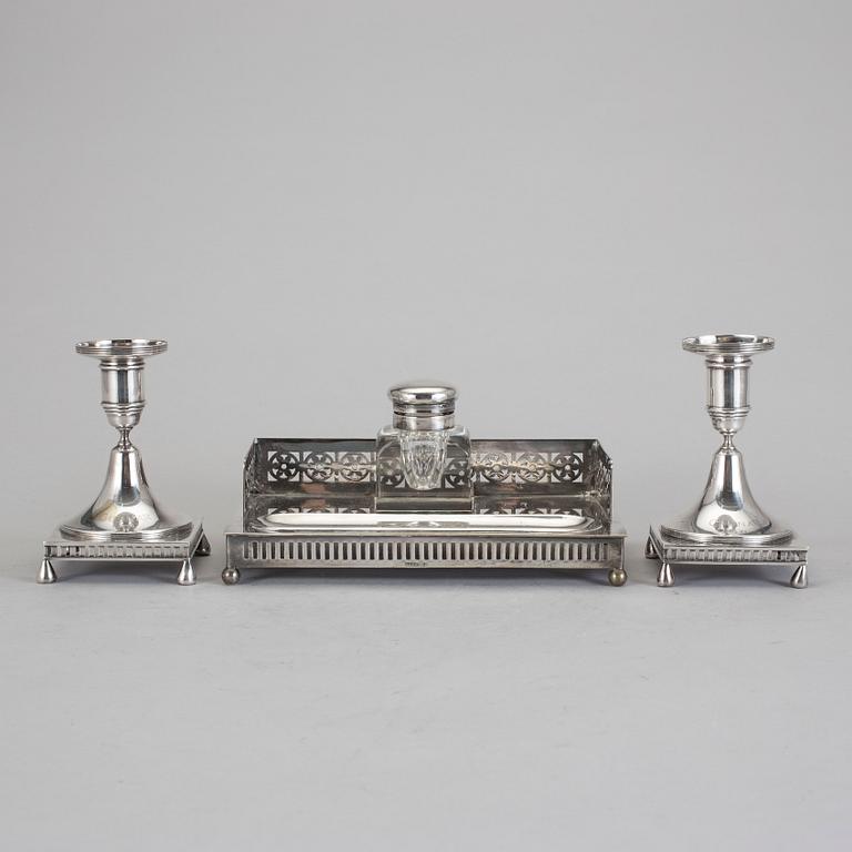 SKRIVBORDSUPPSATS, 3 delar, nysilver, bl a KG Markströms, Uppsala, 1920-/30-tal.