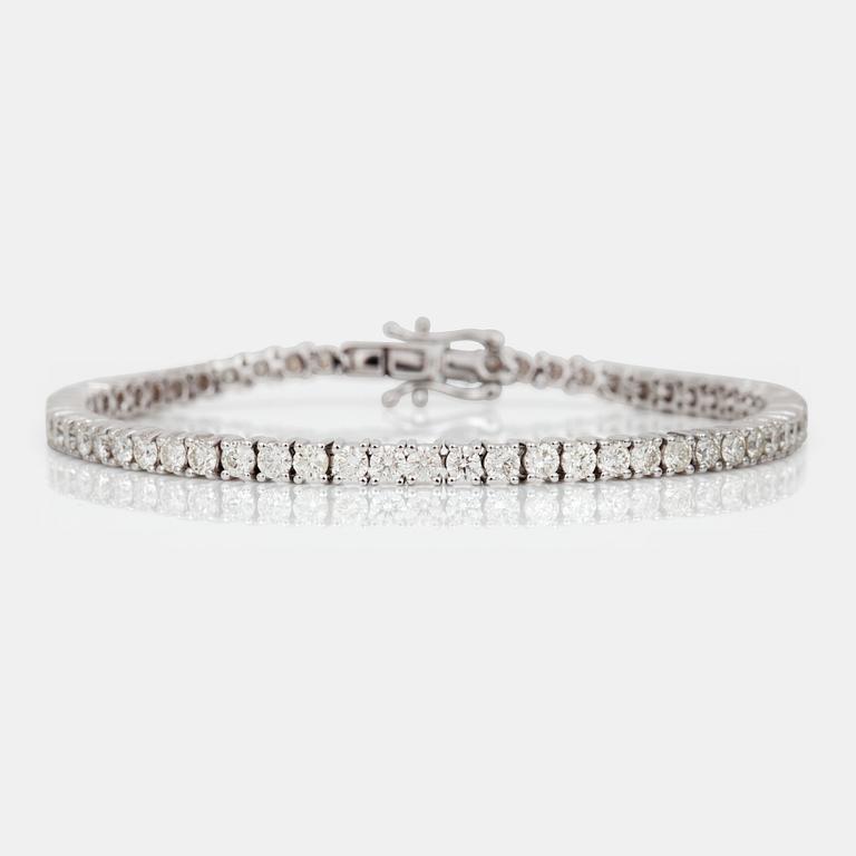 A brilliant-cut diamond bracelet, total gem weight circa 3.70 cts.