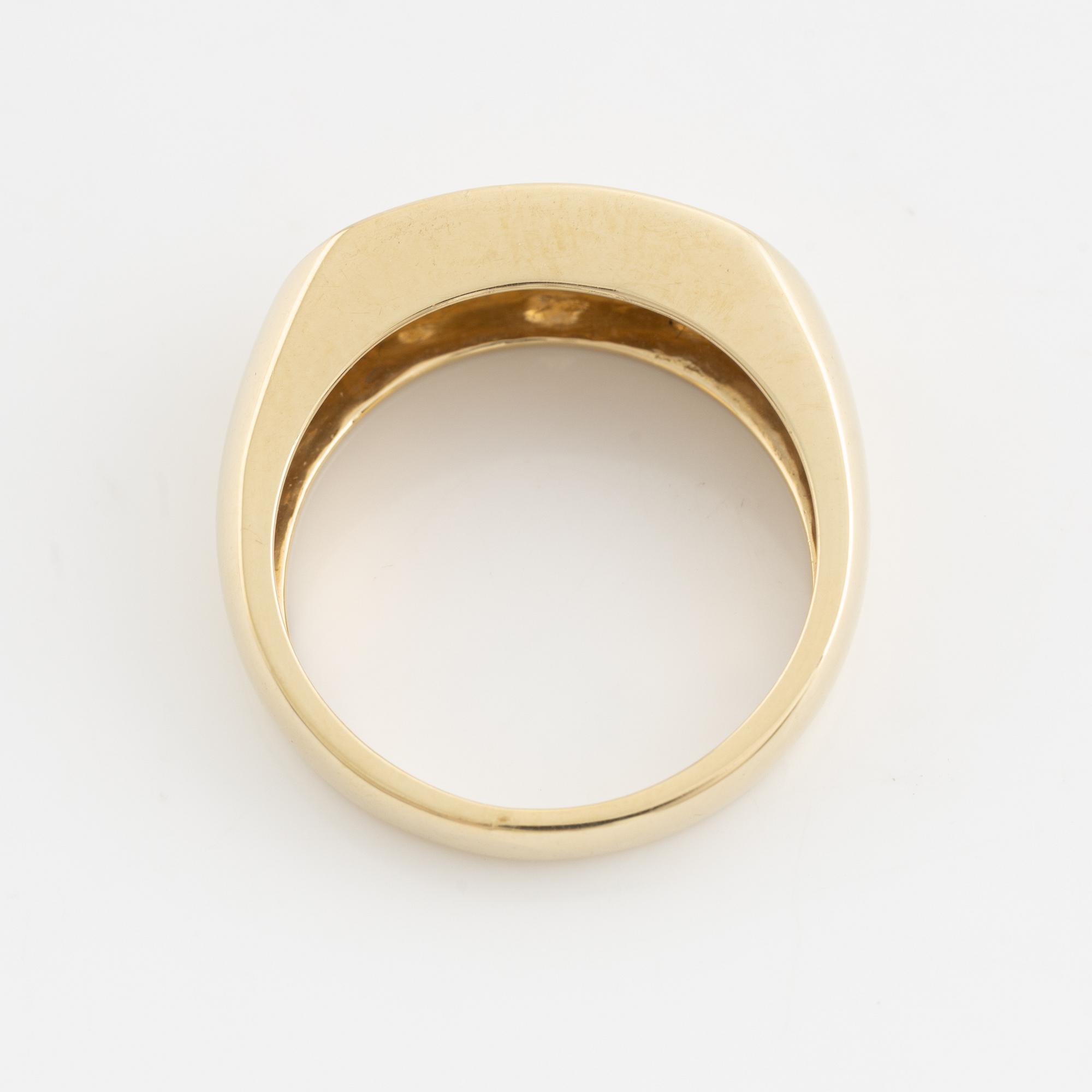 A 14K gold ring set with round brilliant-cut diamonds.