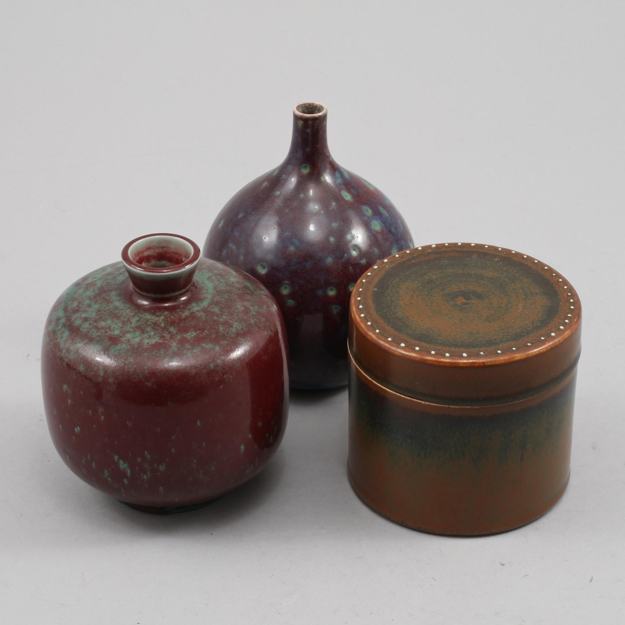 VASER, 2 st, samt LOCKASK, stengods, bl a Stig Lindberg, Gustavsbergs studio, 1900-talets andra hälft.