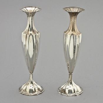 VASER, ett par, silver, K Andersson, Göteborg, 1917.