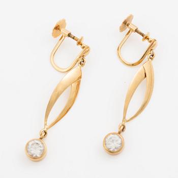 Örhängen 18K guld med fasettslipade vita stenar.