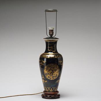 A large mirror black vase, late Qing dynasty, circa 1900.