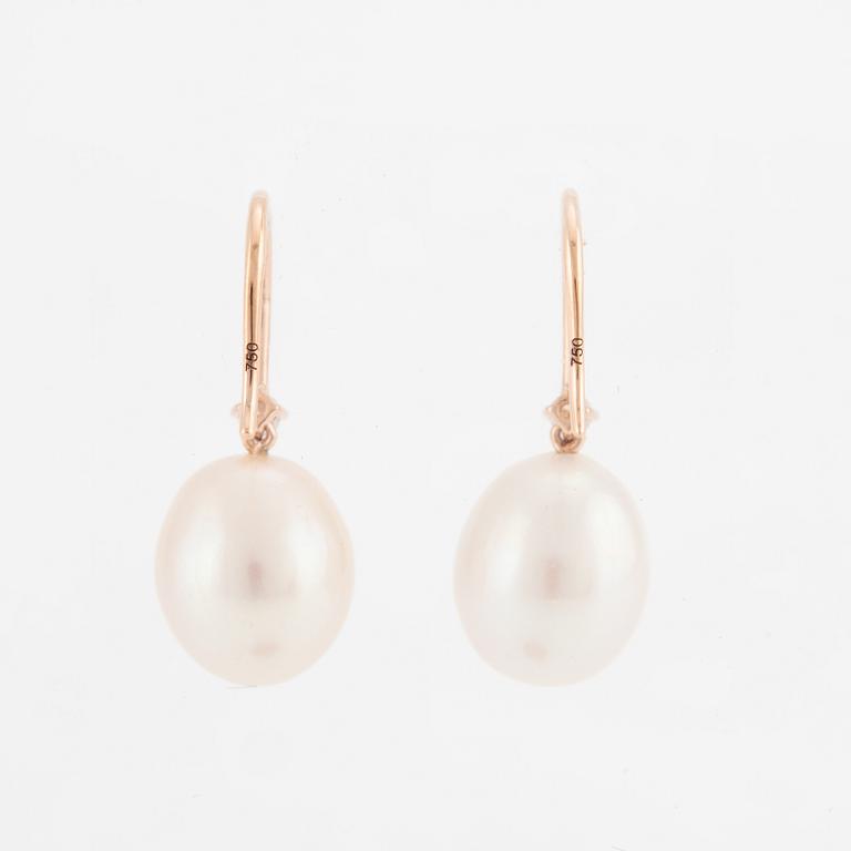 Earrings in 18K rose gold with cultured freshwater pearls and brilliant-cut diamonds.