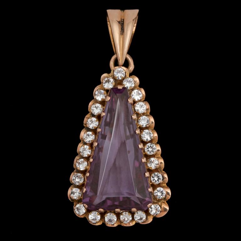 HÄNGE, 14k guld, fasettslipad topas samt 25 små briljantslipade bergskristaller, 1900-talets andra hälft. Vikt 8 g.