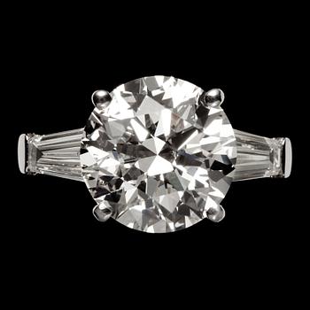 1141. RING, briljantslipad diamant, 6.07 ct, samt trapezslipade sidostenar, tot. ca 0.40 ct.