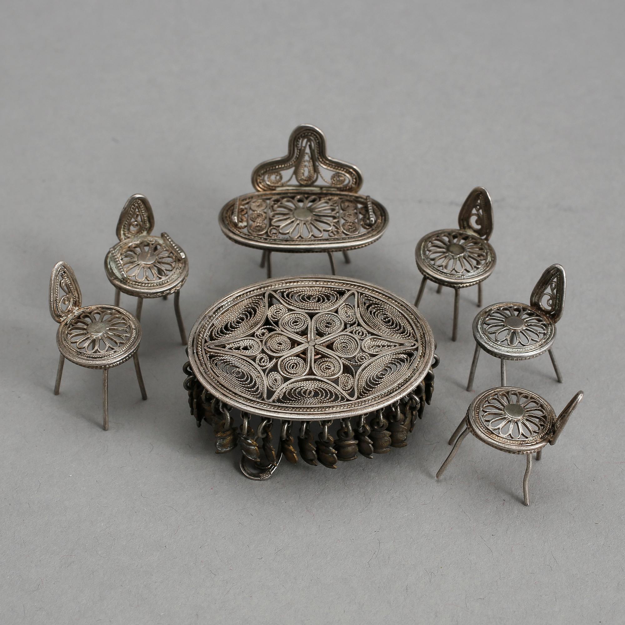 DOCKSSKÅPSMÖBLEMANG, 7 delar, silver, 1800/1900-tal, tot vikt ca 20 gram.