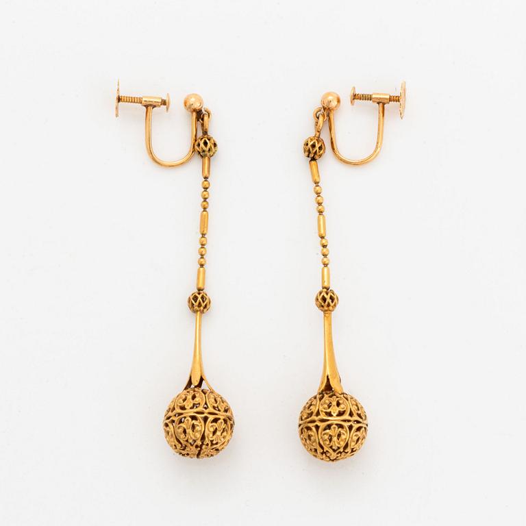 Ett par örhängen, guld.