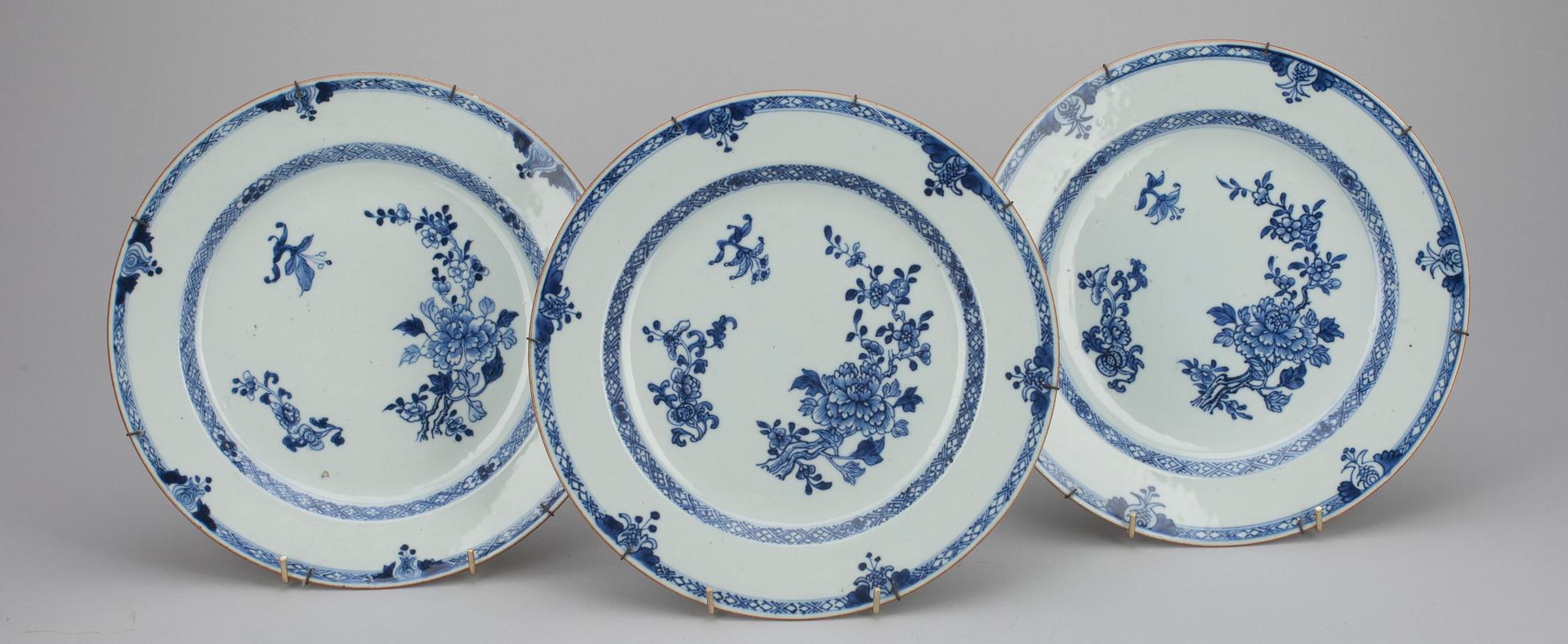 TALLRIKAR, 2+3, porslin, snarlika, Kina 1700-tal.