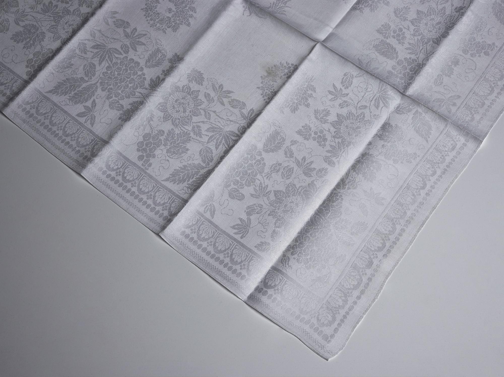 A TABLE CLOTH AND NAPKINS, 20 pieces. Linen damask. Sweden, the second half of the 19th century.