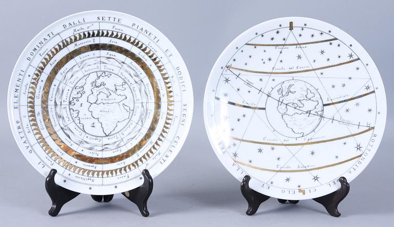 TALLRIKAR, 2 st, porslin, "Astronomici", Fornasetti.