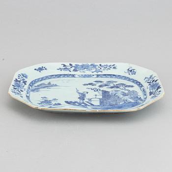 A blue and white serving dish, Qing dynasty, Qianlong (1736-95).