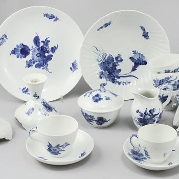 SERVISDELAR, ca 57, porslin, "Blå Blomst", Royal Copenhagen, Danmark, 1900-talets andra hälft.