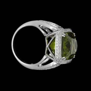 A peridote, 15.98 ct and diamond tot. app. 0.98 cts, ring.