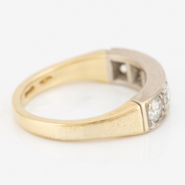 Ring, halvallians, 18K guld med briljantslipade diamanter.