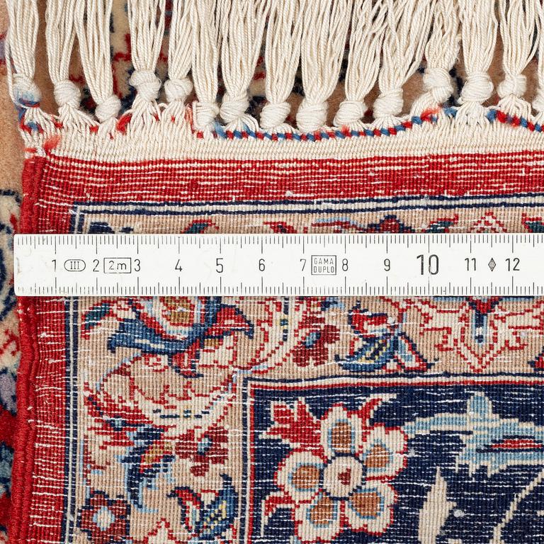 Matta, Isfahan, signerad (Ahmad) Seirafian, ca 178 x 110 cm (samt en kortsida med 3 cm slätväv).
