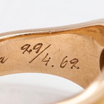 Bertel Gardberg, ring, 14K guld med 
cabochonslipad ametistkvarts, Westerback, Helsingfors 1959.