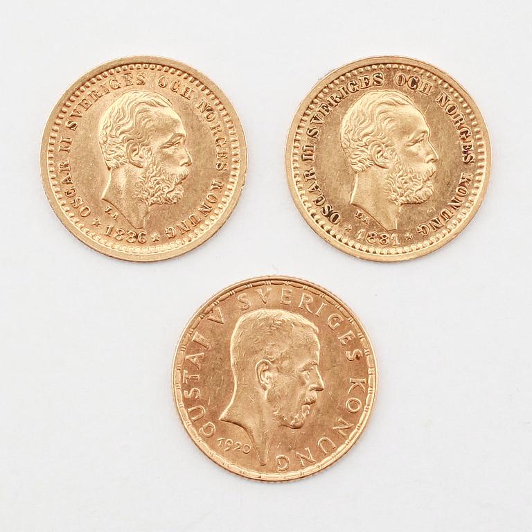 GULDMYNT, 3 st, fem kronor, 1881, 1886 samt 1920. Vikt ca 7 gram.