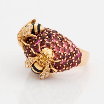 A Cartier bee ring in 18K gold and enamel set with round brilliant-cut diamonds, sapphires and emeralds.