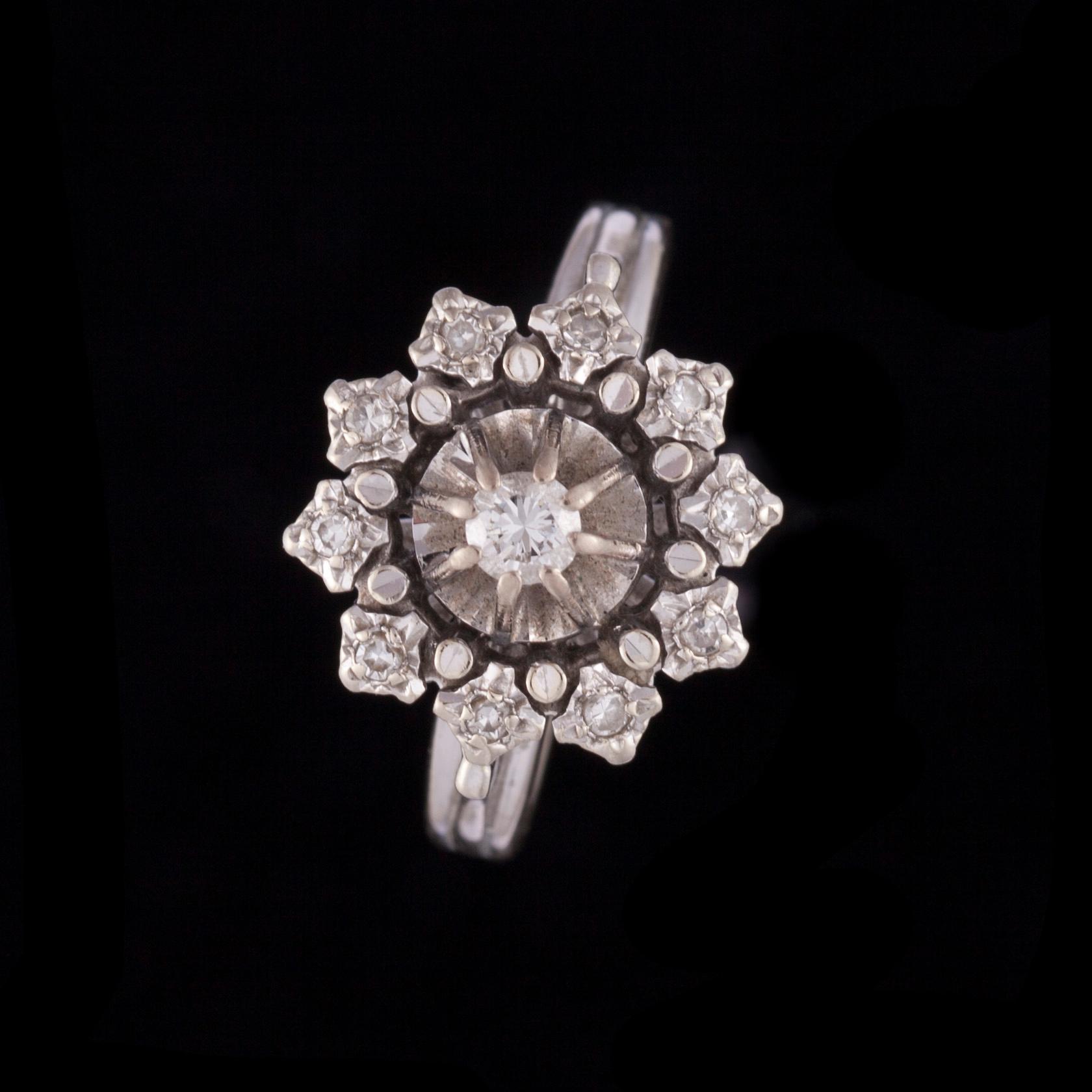 RING, 18K vitguld, diamanter. Vikt ca 4,8 g.