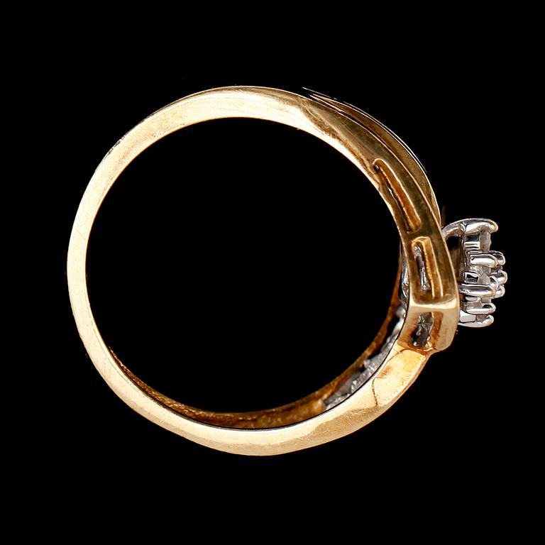 RING, 14 k vitt och gult guld, diamanter tot ca 0.50 ct.