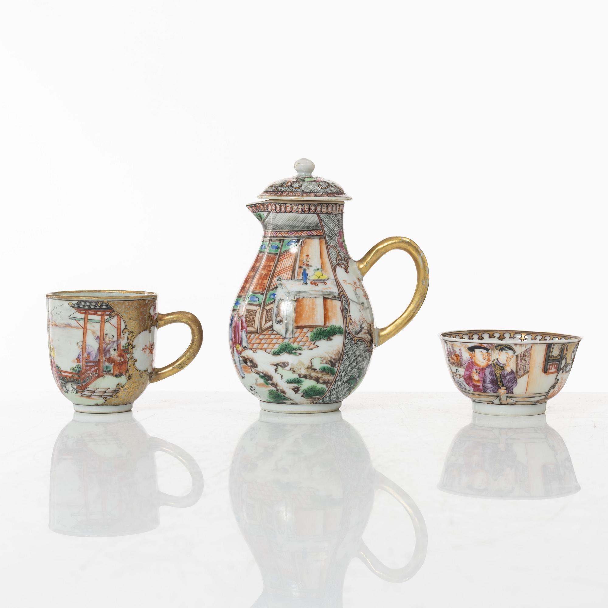 A Chinese export porcelain creamer with cover and two cups, Qing dynasty, 18th century.