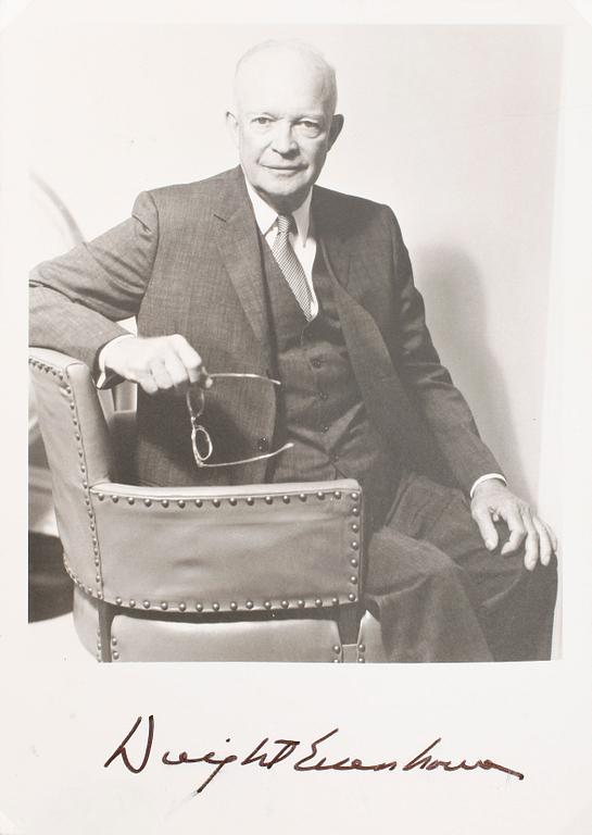 DWIGHT D. EISENHOWER (1890-1969), egenhändigt signerat foto.