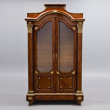 VITRIN, empirestil, 1900-talets slut.