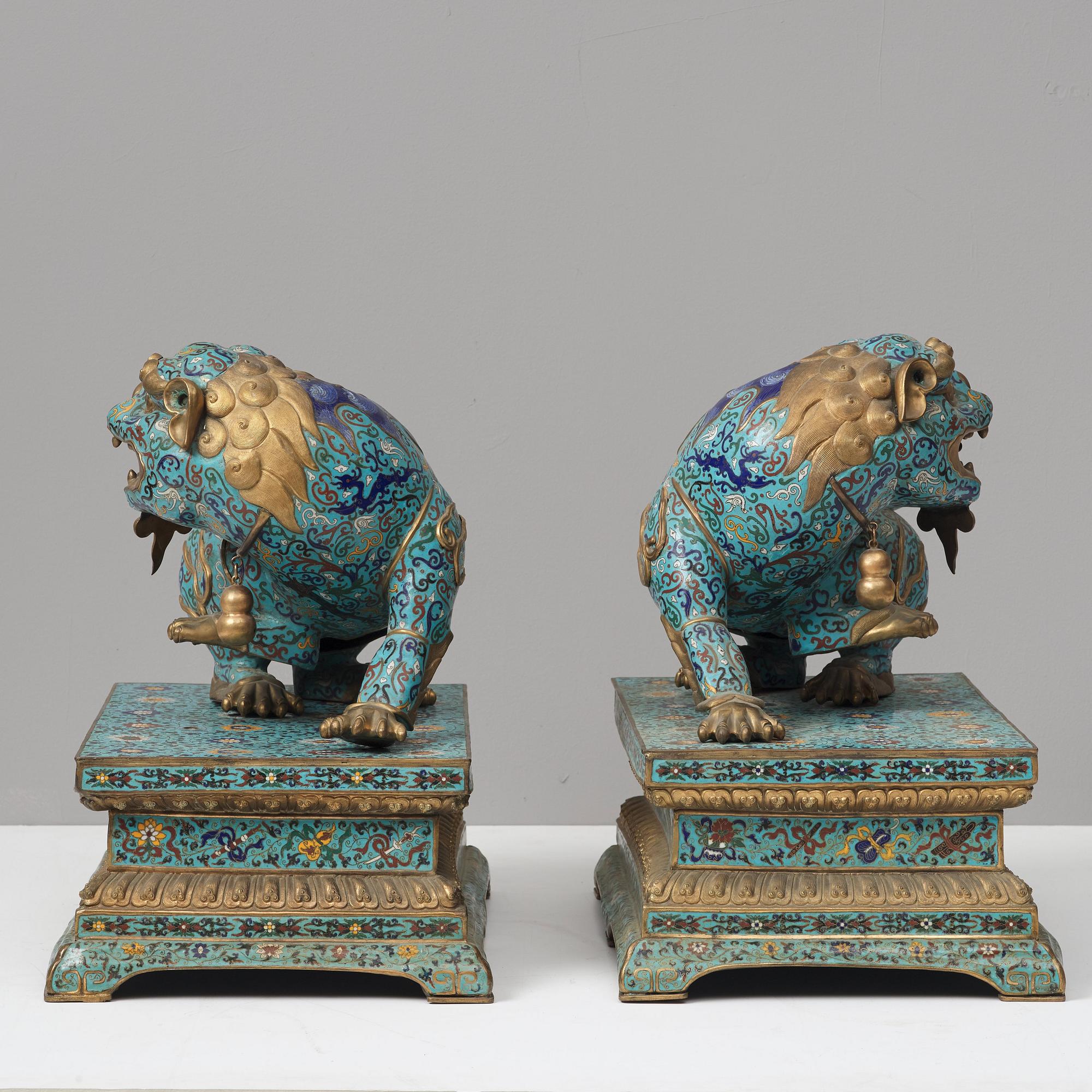 TEMPELHUNDAR, ett par, cloisonné. Qingdynastin, 1800-tal.