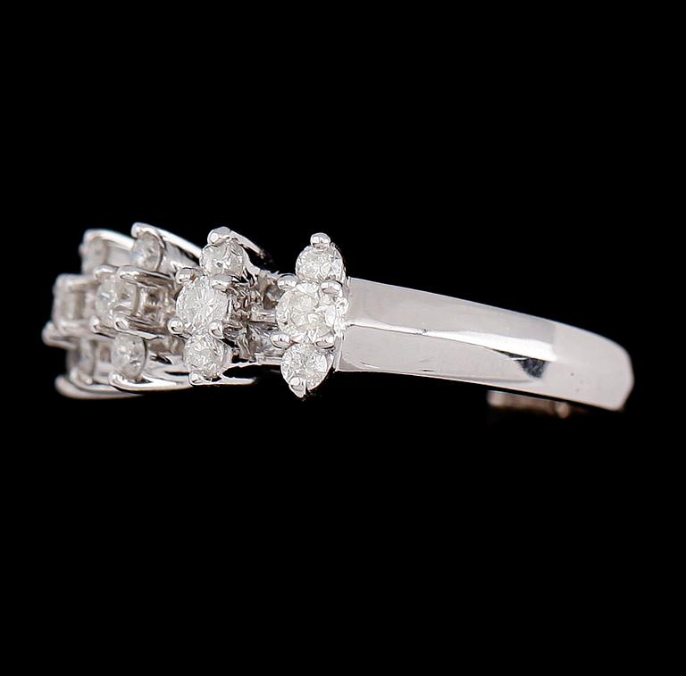 RING, 14 k vitguld, briljantslipade diamanter tot 0.69 ct.