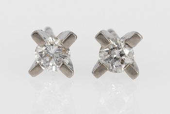 602. EARRINGS, set with each one brilliant cut diamond, app. tot. 0.35 cts.