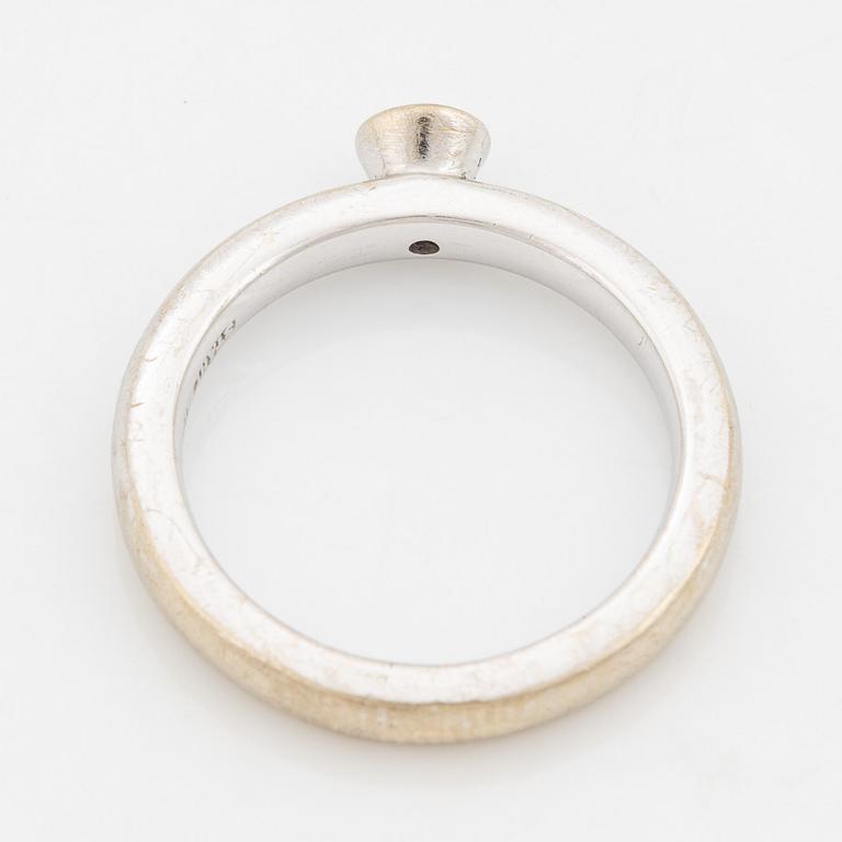 Ring, med briljantslipad diamant.