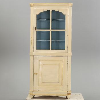 HÖRNSKÅP, allmoge, 1800-tal.