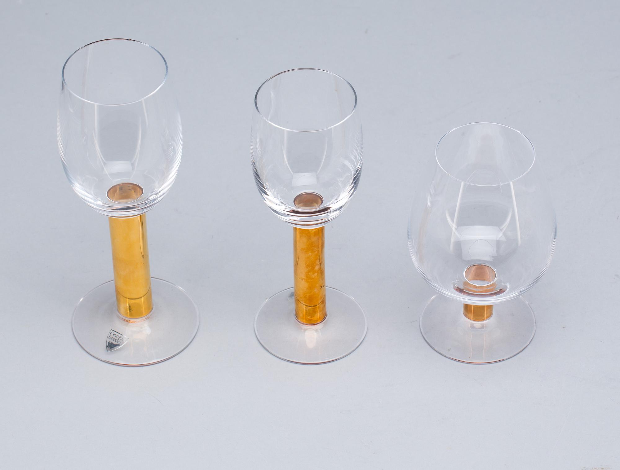 SERVISDELAR, glas, 8 + 6 + 2, glas, "Nobelservisen", formgiven av Gunnar Cyrén för Orrefors. 1900-talets andra hälft.