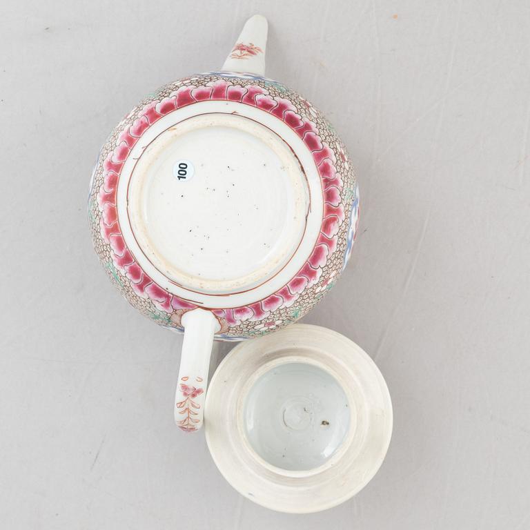 Tekanna med lock, porslin, Qingdynastin, Yongzheng (1723-35).