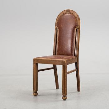 A oak jugend chair from the early 20th century.