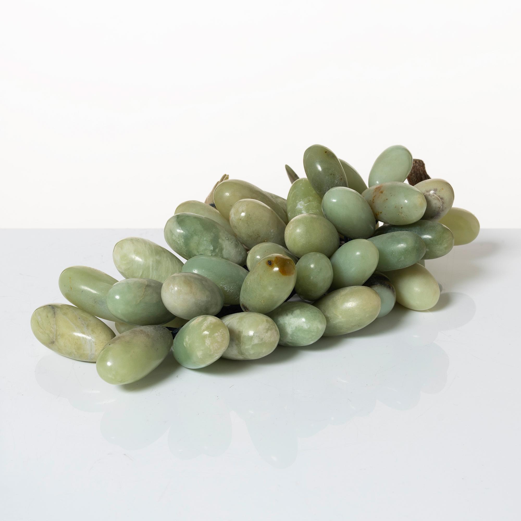 Bordsdekorationer i form av druvklasar, 2 st, 1900-talets mitt.