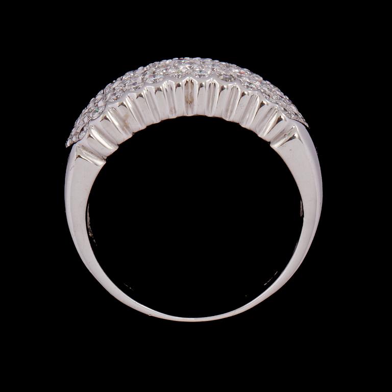 RING, 18k vitguld med briljantslipade diamanter totalt ca 2.00 ct, Alessandria, Italien. Vikt 10 g.