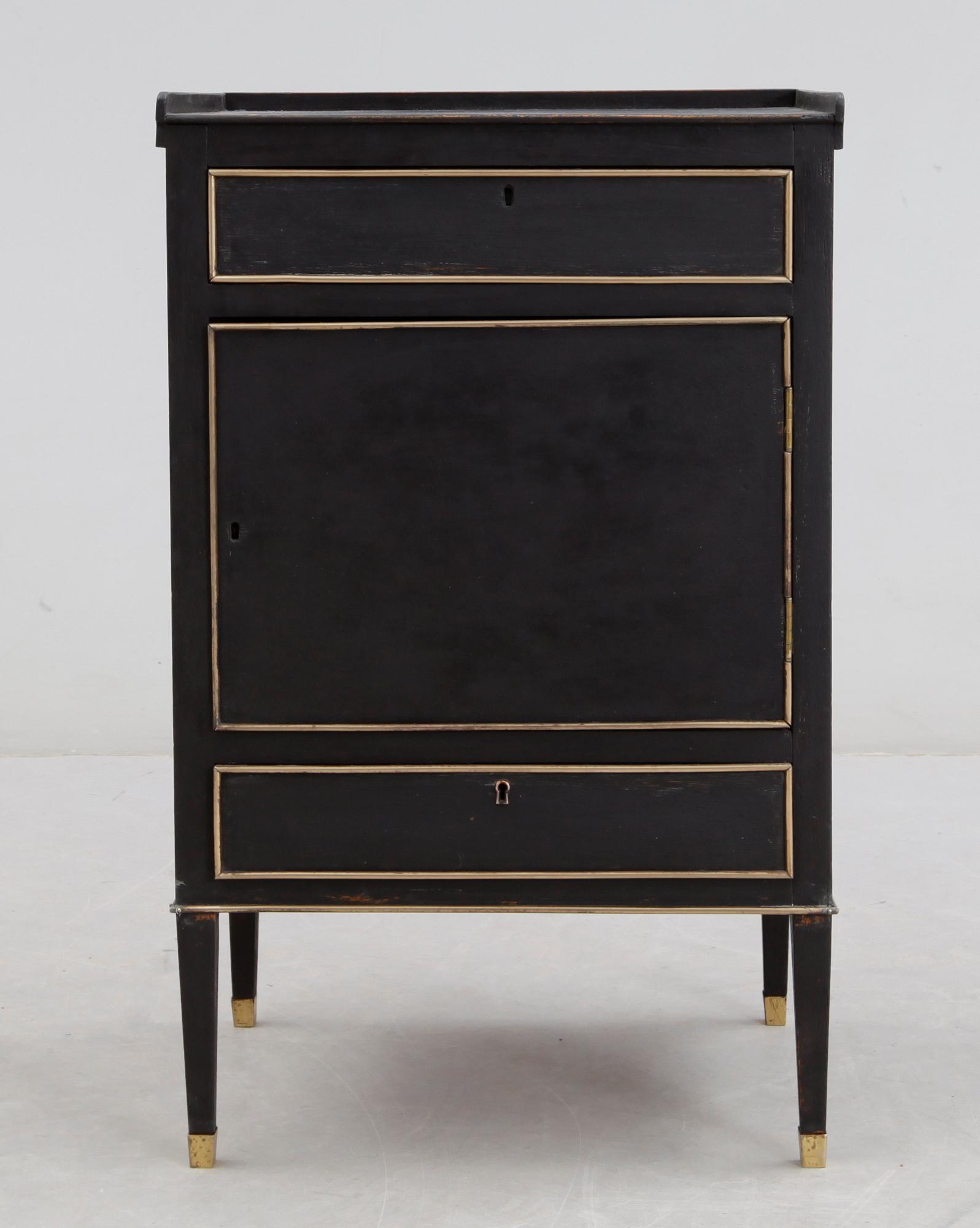 POTTSKÅP, gustaviansk stil 1900-tal.