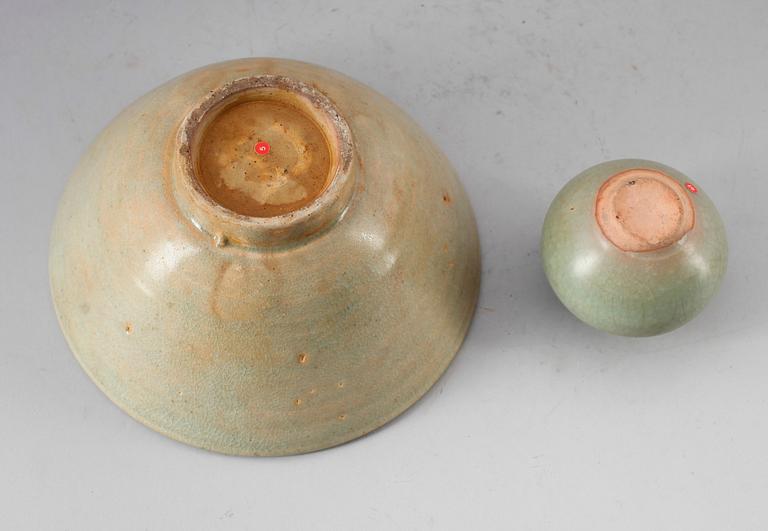 SKÅL samt VAS, celadon och keramik, troligen Vietnamn, 1600-tal.