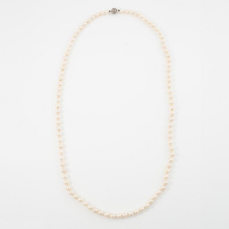 Necklace, longer model with cultured pearls, clasp 18K white gold set with octagonal-cut diamonds.