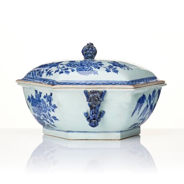 A blue and white tureen with cover and stand, Qing dynasty, Qianlong (1736-95).