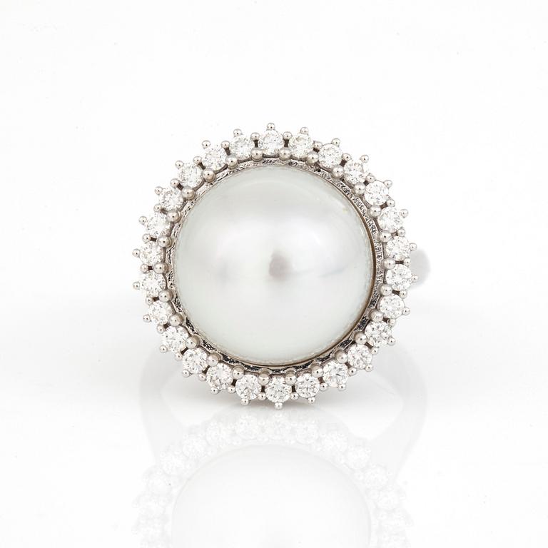 RING, 18K vitguld med odlad 'South Sea' pärla och diamanter totalt ca 0.53 ct. Total vikt ca 10,1 g.