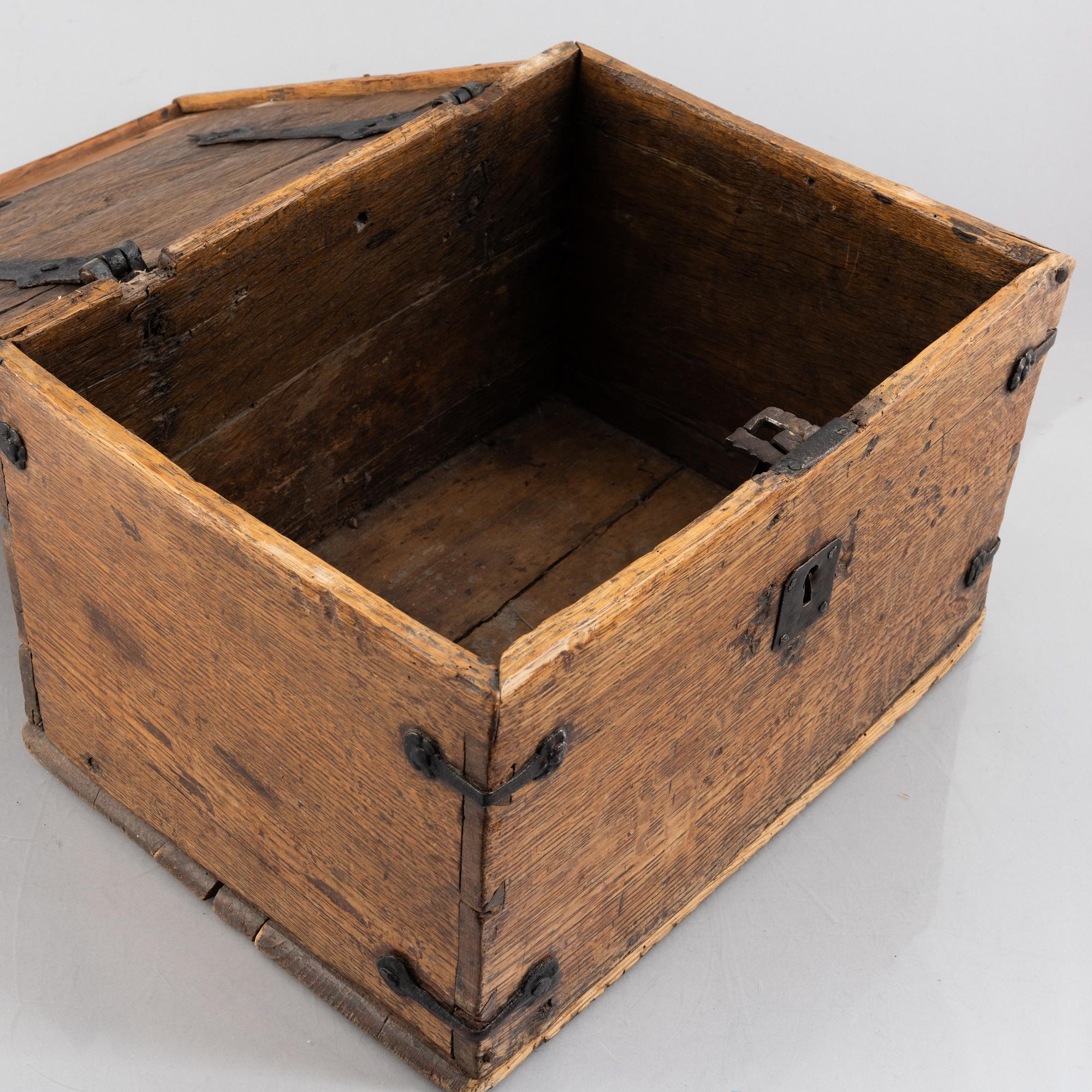 A box, 18th/19th century.