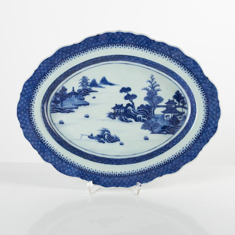 A blue and white serving dish, Qing dynasty, Jiaqing (1796-1820).