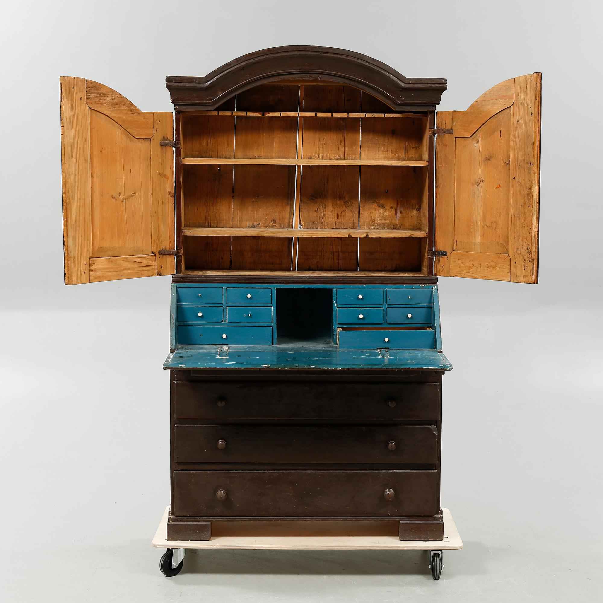 A Swedish handicrafted cabinet, made around year 1800.