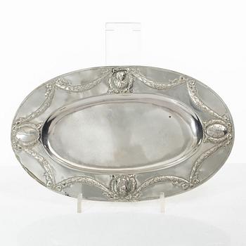 A Rococo style silver sauce boat with dish, 20th Century.