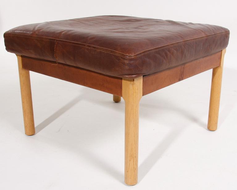 ÖRONLAPPSFÅTÖLJ med PALL, Fritz Hansen, Danmark.