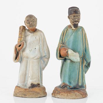 Bärtallrikar, fyra stycken, porslin samt två figuriner. Qing dynastin, 1700-tal respektive 1800-tal.